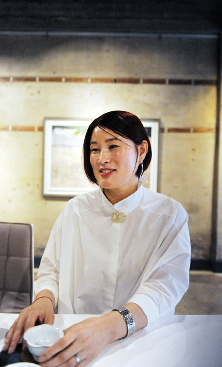 광주 예술의 거리 인근에 ‘이화갤러리’ 연 이정화 대표“그림 선물하는 문화 만들고 싶어요”