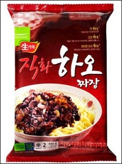 풀무원, 간편하게 비벼먹는 직화하오짜장 출시