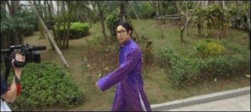 아오자이 입은 하하 하이브리드 사나이의 포스… 근데 잘어울리네?