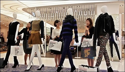 샤넬·에르메스 명품 병행수입 반값공세에 콧대붕괴(?)