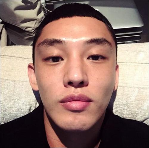 유아인, 바가지 머리 완벽소화…남자는 머리빨?