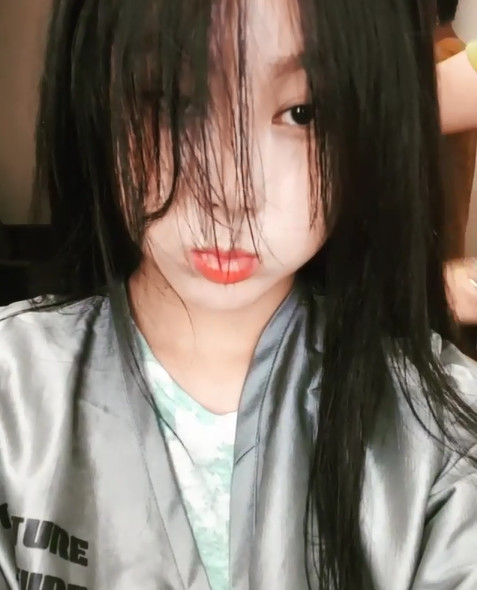 솔비, 뽀얀 피부…볼 부풀리며 귀여운 표정 나 진짜 가요..
