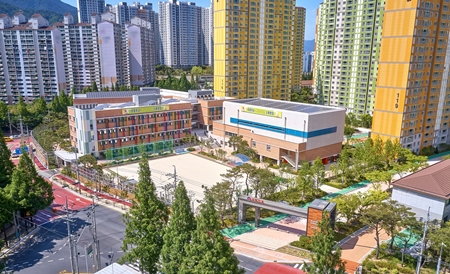 부영그룹, 마산 고운초에 전자칠판 기증