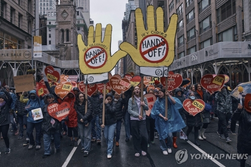美전역서 손 떼!(Hands Off )…반 트럼프 시위 확산