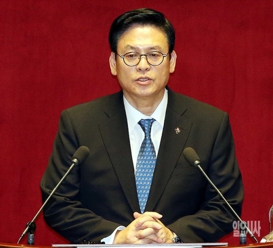 [포토] 인사말하는 정우택 정무위원장