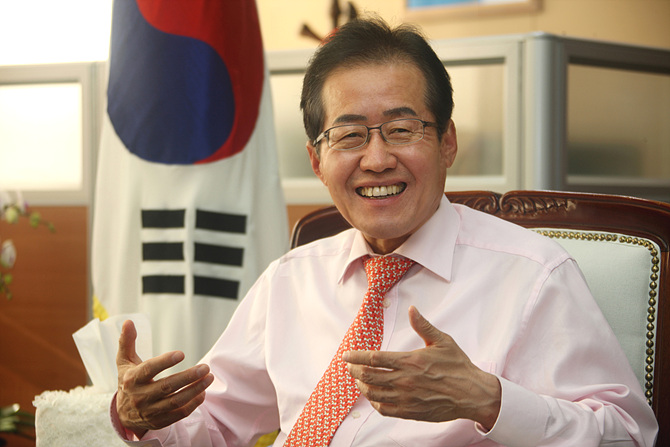 <광역단체장 릴레이 대담>⑥ '대권행보 가속도' 홍준표 경남도지사