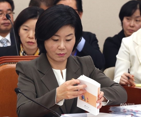[포토] 답변자료 살피는 김희정 여성가족부장관