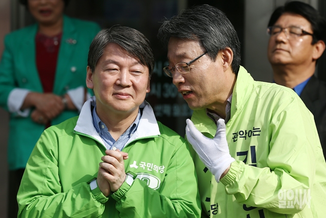 [포토] 대화하는 안철수-김성식