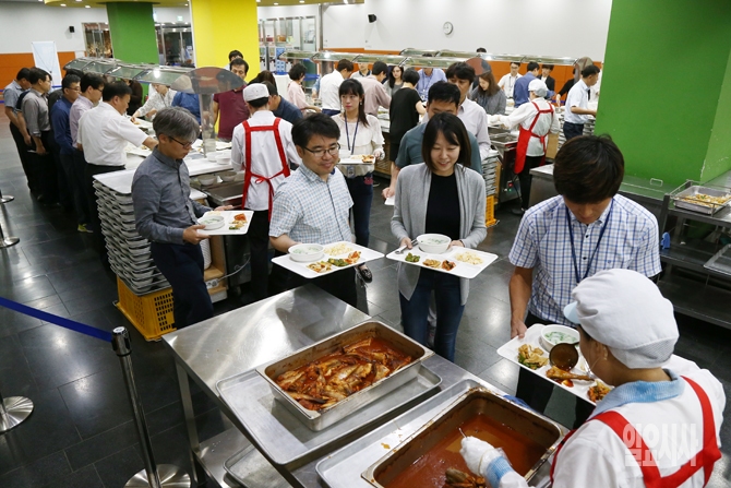 [포토] 김영란법 시행으로 북적이는 구내식당