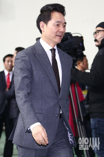 [포토] 북 콘서트서 무대 오르는 장성민