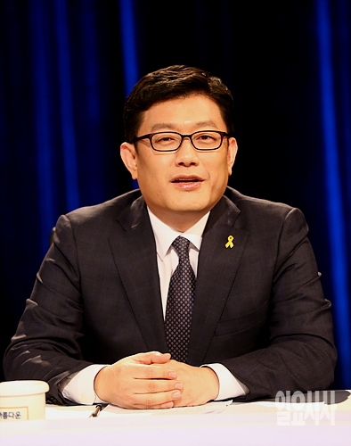 [포토] 군소후보 토론회 참석한 윤홍식