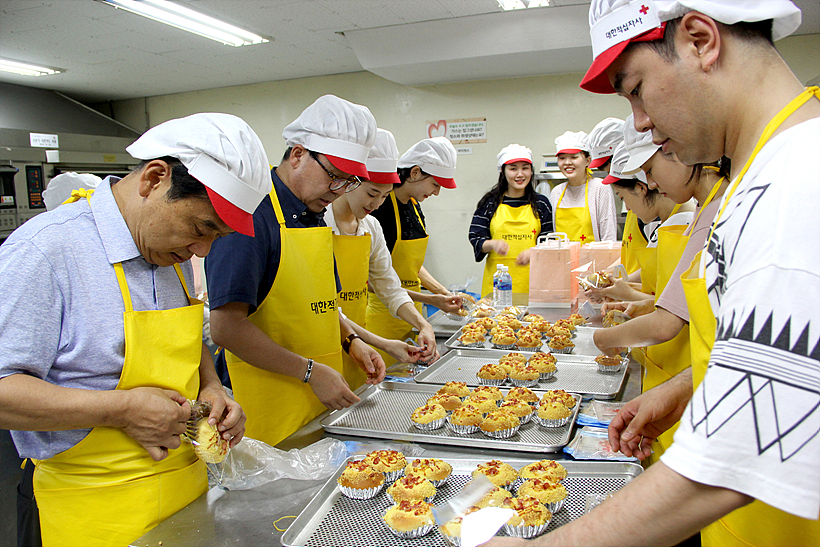 KMI 한국의학연구소, 이웃과 함께 맛있는 제빵 봉사