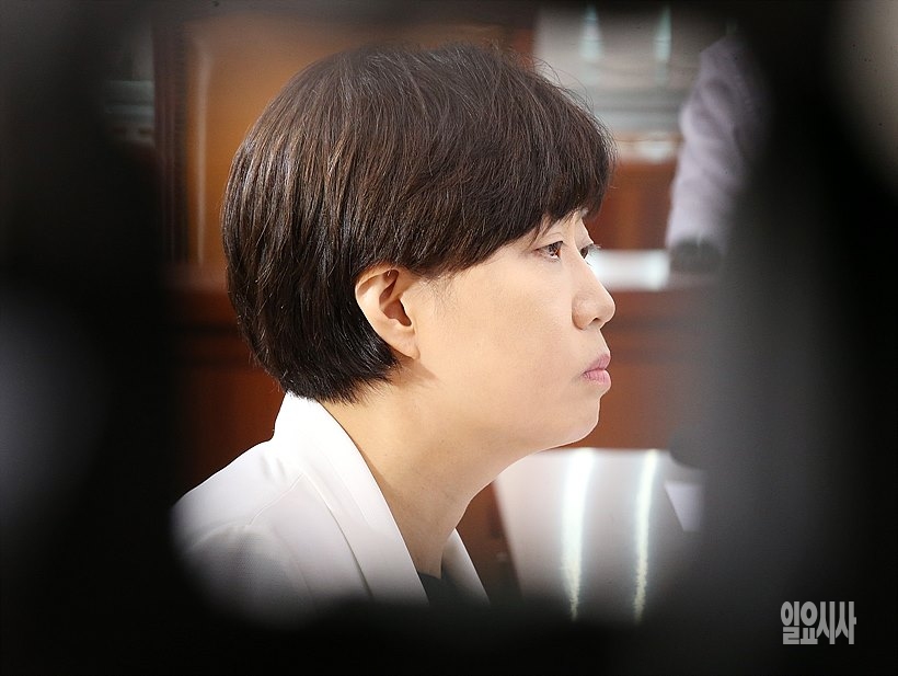 [포토] 골똘히 생각에 잠긴 이유정