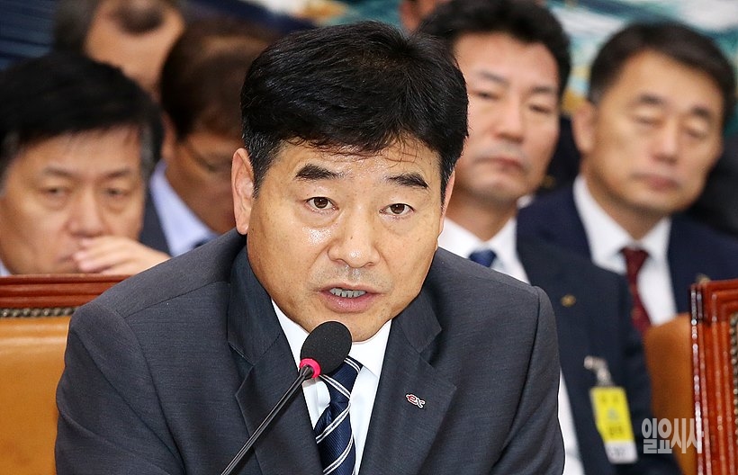 [포토] 답변하는 신재상 한국도공 사장