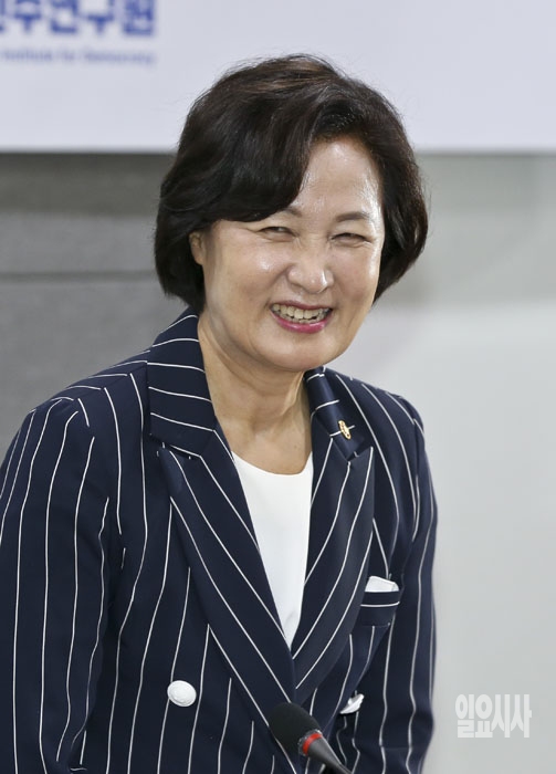 [포토] 밝게 웃는 추미애 법무부 장관