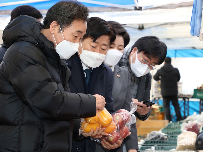 [포토] 아파트 단지 내 과일장터 둘러보는 이낙연