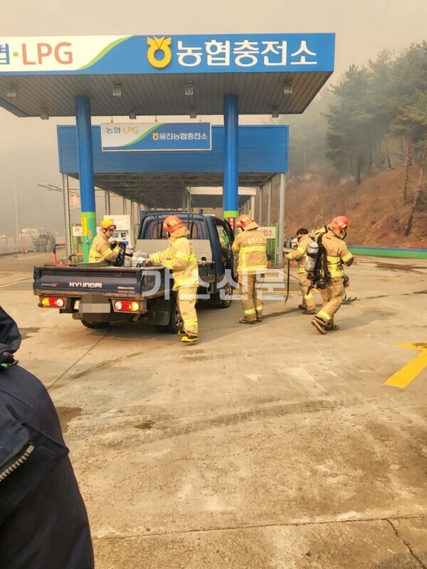 울진·삼척 산불···LPG충전소 바로 옆까지 불길 치솟아