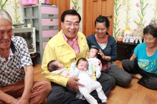 [제주]세 쌍둥이 품에 안은 우 지사 할아버지야~