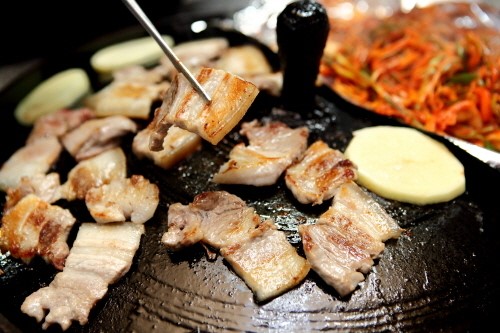 24시간 숙성시킨 원조 솥뚜껑 오겹살 전문 웅담식당