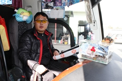 하나고속관광 박재인씨, 관광객에게 1년간 모은 성금 기탁