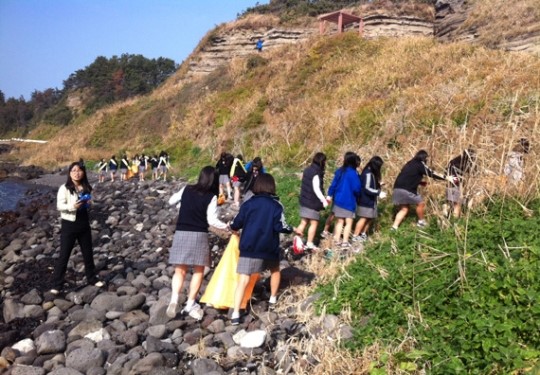 제주해경-한국뷰티고등학교, 고산서 해안정화활동
