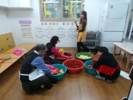 박융규 건입동장, 어린이집 김장담그기 행사 참석