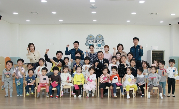 제주경찰청장, 제95회 어린이날  맞아 축하선물 전달