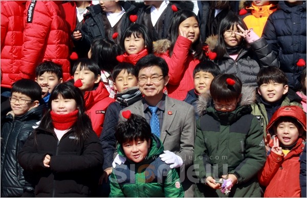 더럭분교, 22년 만에 초등학교 승격…역사적인 순간, 기분 묘해