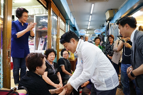 도민속으로 원희룡, 제주시 동문시장과 중앙지하상가 방문