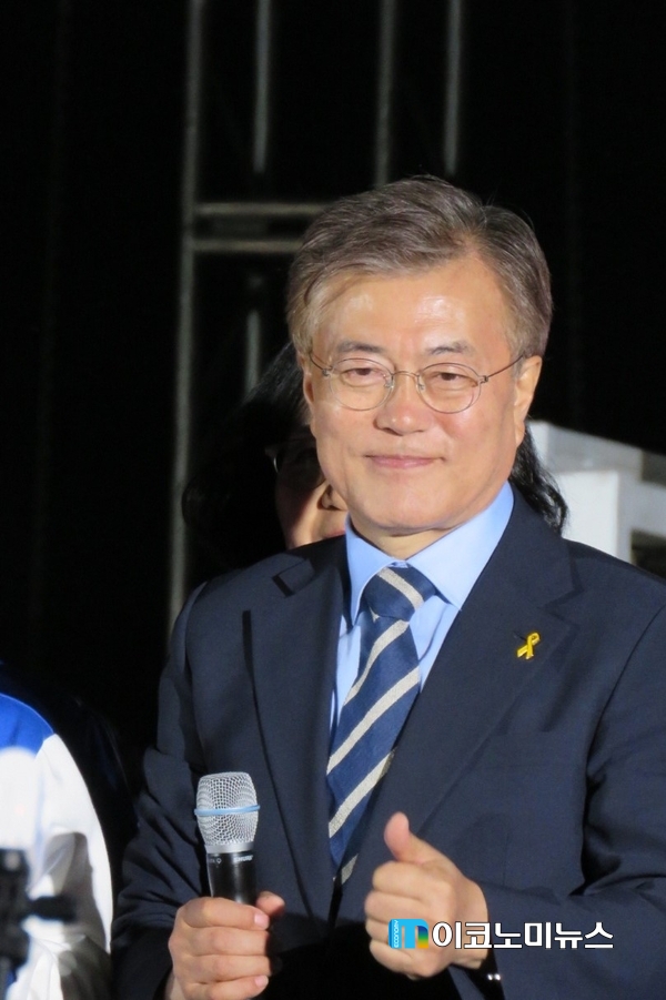 [M포토] 광화문에서 미소 짓는 문재인