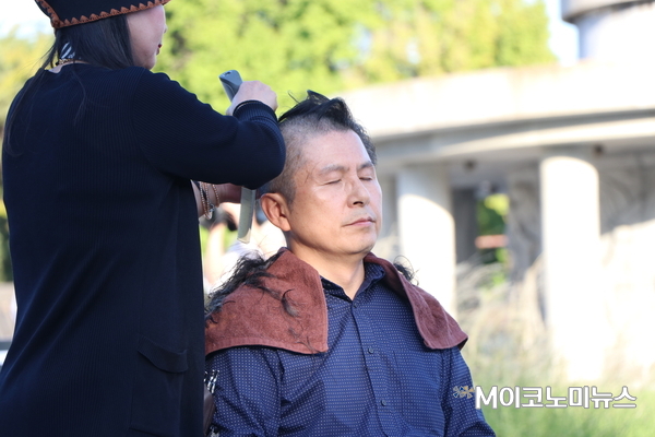 황교안, ‘조국 파면’ 외치며 청와대 앞서 삭발
