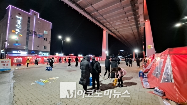 [M포토] 설 연휴에도 사람 모이는 여수 밤바다
