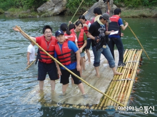 부산 구포중학생, 밀양서 뗏목타기 체험