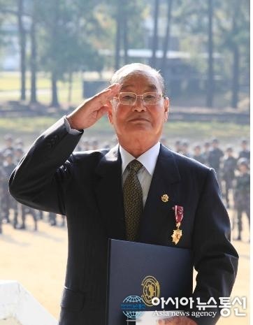 유종식 예비역 일등상사 61년만에 화랑무공훈장 가슴에