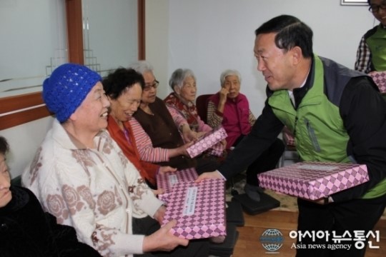 한국농어촌공사 고령지사 겨울나기 내복 전달