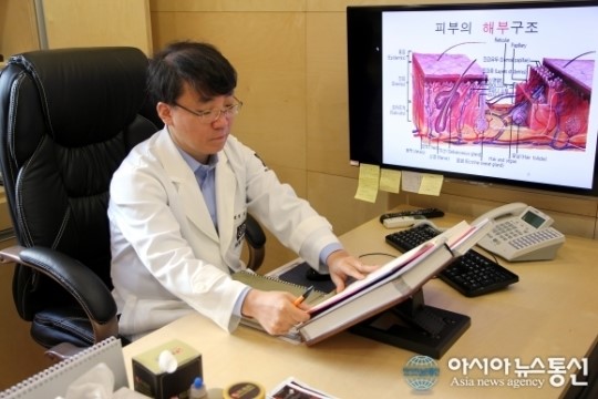 겨울이라 방심한 그녀, 습진에 고생할 수 있다