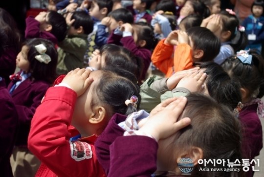 송탄소방서 찾은 어린이들… ”아이 눈 부셔”