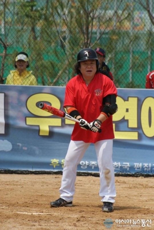 양주 백석생활체육공원 야구장에 나타난 개그맨 오정태