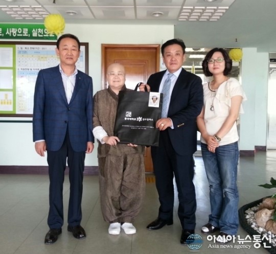 경주동국대, 노인전문요양원에 영정사진 전달