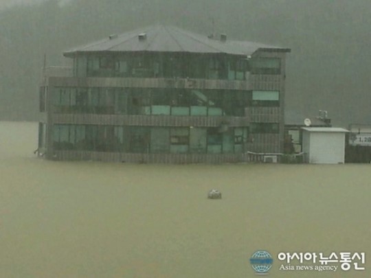경기북부 집중 호우...포천 산정호수 수상카페 물에 잠겨