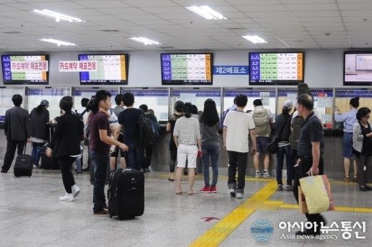 고향으로 떠나는 버스표 구매하는 귀성객들