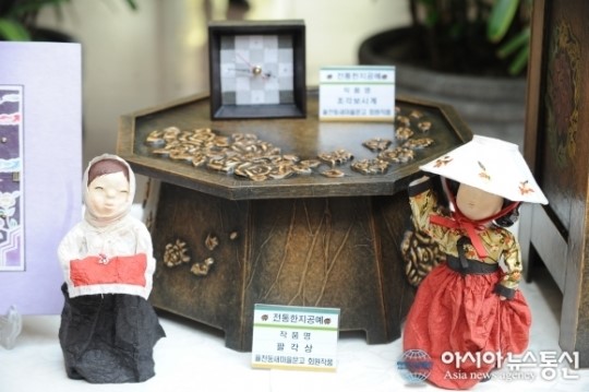 율천동 새마을문고 회원들이 한지공예로 만들었어요