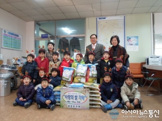 세화유치원, 원생들의 그림과 함께 사랑의 쌀 기탁