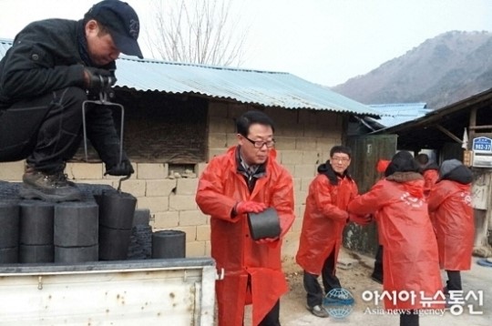 인제군청 주민생활지원과 직원들 ‘사랑의 연탄’ 전달, 귀감