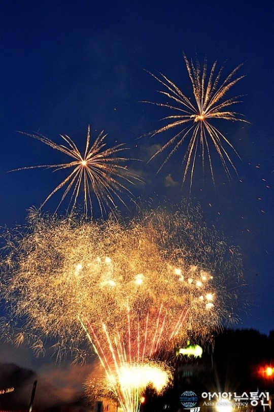 [산천어축제 폐막] 풍성 축제 알리는 불꽃