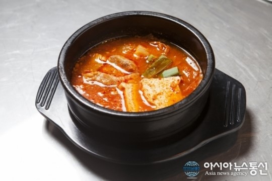 (한도니) 생고기로 요리한 얼큰한 김치찌개
