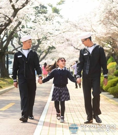 진해군항제 방문한 어린이 해군아저씨와 손 잡고