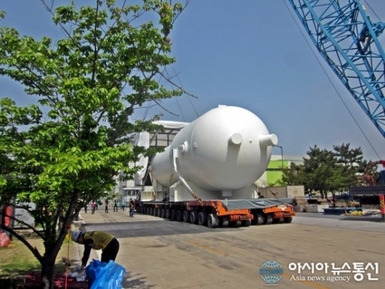 임시저장고로 이송되는 한울원전3호기 폐 증기발생기