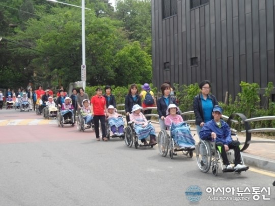 동안구명예시민과장회, 요양원 어르신들과 나들이
