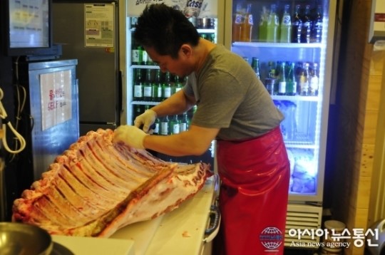 황가네 소갈비살, 짝갈비를 직접 손질하는 황의성 사장